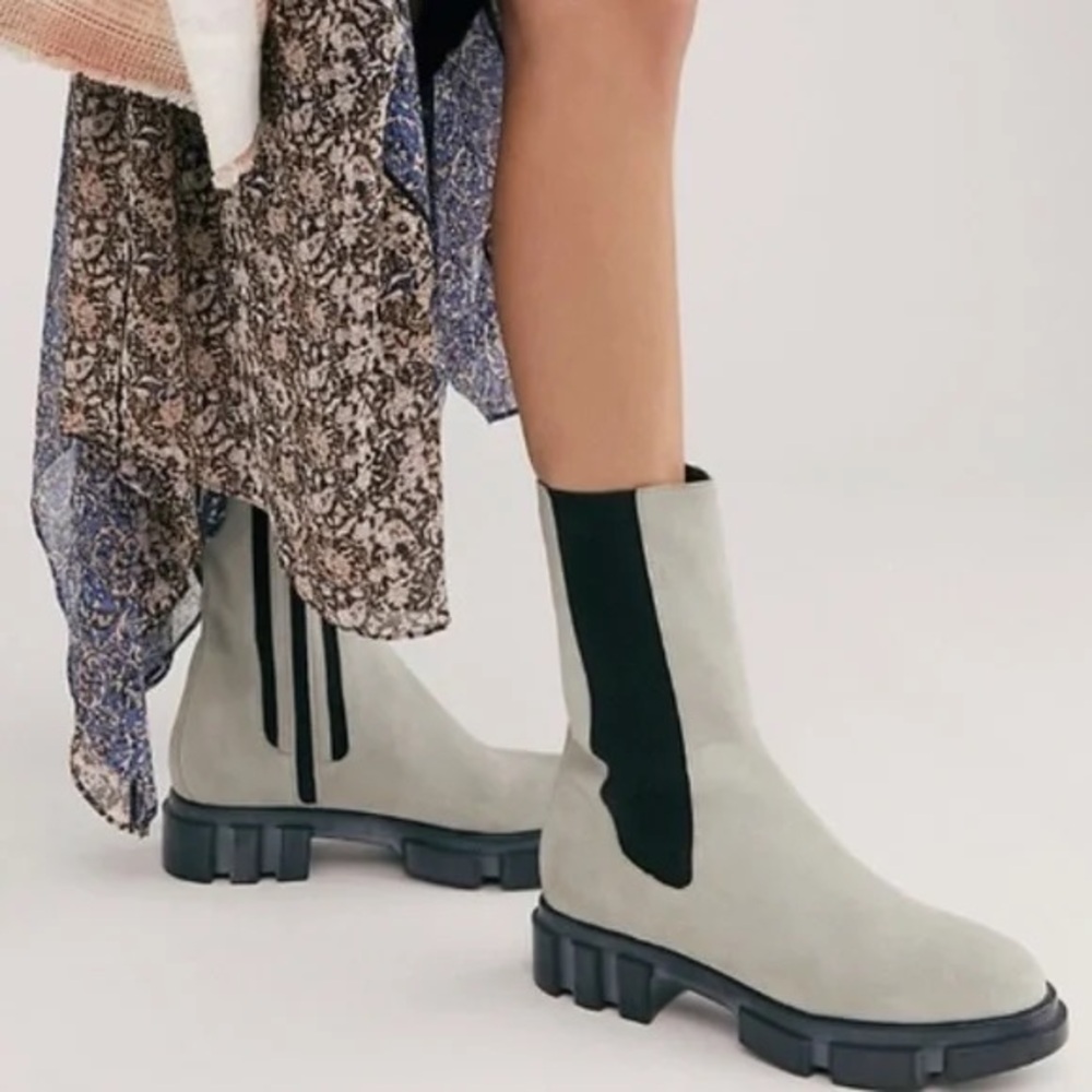 Free People Brooks Lug Sole Chelsea Boots in Gray Suede Size 9